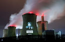 Активисти на "Грийнпийс" проектират образа на Ангела Меркел, канцлер на Германия, върху комин от електроцентрала в Кьолн, Германия.
