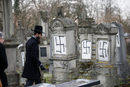 Еврейското гробище в Страсбург осъмна със свастики.