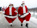 Участници, облечени като Дядо Коледа, се състезават около езеро в Минск, Беларус.