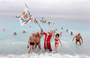 Участници в традиционното коледно къпане се забавляват в Ница, Франция.
