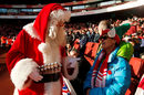 Коледа настъпи, но коледният дух вече превзе английския футбол още преди няколко дни. През уикенда се изигра първият кръг от натоварената празнична програма, а феновете на стадионите във Висшата лига показаха ефектни костюми.<br /><br />На снимката: Феновете на "Арсенал" се водят от максимата, че на празника стават чудеса, и питат Дядо Коледа дали може да им донесе титлата на "Емиратс".
