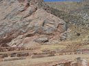 После следва Пукара. След голямото пътуване през високото плато на Андите се спираме в този древен град. Запомних червения цвят, защото след сиво-жълтия пейзажна песъчливата почва това ми се видя цветно и контрастно. Останки от пре-инка цивилизация, по-късно интегрирани в империята на Инка. Пукара на кечуа означава крепост. Било е селище от дълбока древност, на една от скалите има изображение на жаба – издълбано. На неизвестна култура.