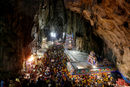 Индийски бхакти се събират в светилище в пещерите Бату по време на Тайпусам в Куала Лумпур, Малайзия.