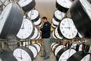 Техник проверява системата за синхронизация в цех на производител на часовници в Янтай, провинция Шандонг, Китай.