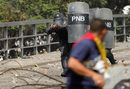 Местни медии пишат за убити в различни части на Венецуела при сблъсъци с полицията или поддръжници на Мадуро.