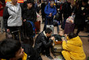 Китайка храни детето си на централната гара в Пекин.