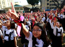 Ученици участват в кампания за насилието срещу жени и деца на празника Свети Валентин в колеж в Манила, Филипините.