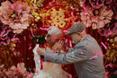 Възрастна двойка присъства на сватбена церемония за 70-годишнината от сватбата им в Деня на влюбените, провинция Джъдзян, Китай.