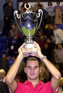 На 4 февруари 2001 г. Федерер печели първата титла в кариерата си.<br /><br />Той триумфира в турнира в зала в Милано след победа срещу французина Жюлиен Буте с 6:4, 6:7 (7), 6:4.