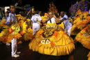 Обличане на костюмите на участници от самба школата Aguia de Ouro