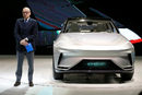 Китайската компания "Аркфокс" представи прототип на електрически кросоувър. Любопитна подробност е, че автомобилът беше представен от дългогодишния дизайнер на "Фолксваген" Валтер де Силва, който сега работи с китайците.