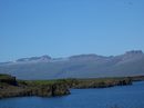 Стигаме до най-големия от фиордите в Исландия, по точно в източната част - Рейтарфьортур (Reyðarfjörður). Стръмните му склонове се извисяват 1000 м над морето. Дължината му е 30 км, а широчината 7 км. Исторически, в залива е имало голяма съюзническа база през Втората световна война. Административен град със същото име с цели 2238 души. /общото население на острова е 320 000 души, като почти 2/3 живеят в Рейкявик/.<div> </div>