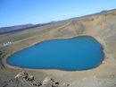Там е и Leirhnjúkur (Лейрнюкуур) също активен вулкан, чийто многоцветен кратер е запълнен от горещо езеро, както и широкият 320 м вулкан Stóra-Víti (Стоура-Вийти) в превод "Ад", но не от Данте. До него се крие друго, доста по-голямо тъмносиньо езеро.