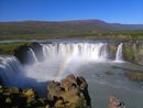 Не след дълго стигаме до поредния водопад. Пред нас е един от най-известните и живописни в Исландия: "Водопадът на боговете" или Годафос, (Goðafoss). От разлятата му грива се образуват води пръски и, пречупени през слънчевите лъчи, "хващам" дъгата.