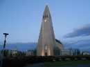 Започвам с Hallgrímskirkja (Хатлгримскиркя), огромната катедрала, символ на града. Строена е цели 34 години в периода 1940-1974 г., като височината на камбанарията ѝ е 75 м – може да бъде видяна от разстояние 20 км.
