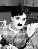 След близо двегодишно турне, няколко успешни роли и работата си в циркова трупа, където участва в популярни бурлески сцени, 18-годишният Чарли Чаплин добива самочувствието на професионален комедиен изпълнител.