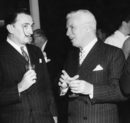 На 26 години Чаплин е един от най-добре платените хора в света, като договорът му с филмовото студио "Мютюъл" възлиза на 670 хил. долара годишно.<br /><br />Президентът на студиото Джон Р. Фройлер казва - "Можем да си позволим да плащаме на г-н Чаплин тази голяма сума годишно, защото обществеността иска Чаплин и ще му плати".<br /><br />На снимкатата Чаплин разговаря със Салвадор Дали в Рим през 1954 г.