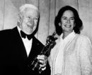 Филмите "Тихата улица", "Лечението", "Имигрантът" и "Търсачът на приключения" се считат за най-успешните филми в кариерата на Чаплин.<br /><br />През 1919 г. той основава "United Artists" - своя собствена компания, заедно с актьорите Мери Пикфорд, Дъглас Феърбанкс и Дейвид Грифит. Споразумението между тях е революционно, тъй като позволява на четиримата партньори – всички творци, да финансират лично своите снимки и да имат пълен контрол над филмите си.<br /><br />На снимката Чарли Чаплин е със съпругата си Уна О'Нийл на връчването на почетен "Оскар" за цялостно творчество през 1972 г.