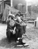 В края на 1914 г. актьорът се мести в чикагското студио "Есаней", където прави 14 от филмите си.<br /><br />Филмът "Скитникът" е смятан за повратна точка в развитието на известния му персонаж - критикуван за грубата си и сурова природа, той променя образа на по-нежен и романтичен. Новаторството му в комедийните филми е забелязано от критиците, които започват да ценят работата му.