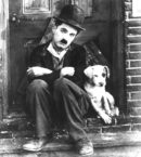 Заради болестта на Хана Чаплин Чарлс младши попада в интернат за сираци заедно с доведения си брат Сидни Джон Хил Чаплин. Там те често участват в детски музикални спектакли.<br /><br />Този период оказва голямо влияние в бъдещото му творчество.<br /><br />Снимката е от филма "Кучешки живот"