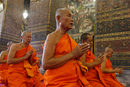 Будистки монаси се молят в храм близо до Големия дворец по време на коронацията на крал Маха Ваджиралонгкорн в Банкок, Тайланд.
