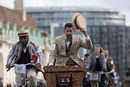Участник в традиционното събитие The tweed run, при което шествие от модно облечени велосипедисти преминава покрай големите забележителности на Лондон, Великобритания.