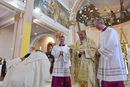 Бели розови листенца бяха разпръснати над папата и кардиналите, докато напускаха храма.