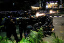 Полицаи от мобилен отряд използват оръжие по време на сблъсък с граждани в Джакарта, Индонезия.