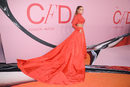 С рокля с поло в две части и ярък коралов цвят на дизайнера Ралф Лорън, допълнена от над 43 хил. кристала, Лопес получи наградата заради нейното "дългогодишно и глобално влияние върху модата" по определението на CFDA.