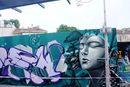 Международни стрийт артисти рисуват графити на специално поставени за целта табла, заграждащи "Дупката" в центъра на Варна.