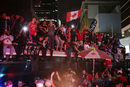Двубоят завърши, когато в Торонто беше около полунощ, но това не попречи на хиляди фенове да излязат по улиците и да празнуват.