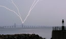 Светкавица удря моста Оресунд между Швеция и Дания по време на гръмотевична буря.