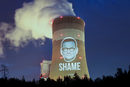 Снимка на полския премиер Матеуш Моравецки с думата "срам" беше прожектирана върху охладителна кула на Белчатовската електроцентрала, най-голямата електроцентрала за въглища в Европа, от активисти на "Грийнпийс" в Белчатов, Полша.