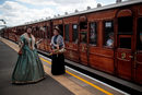 Възстановеният локомотив "Метрополитен No.1" заминава от метростанция Ealing Broadway в Лондон, Великобритания.