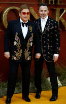 На премиерата певецът Елтън Джон, който изпълнява известния хит от оригиналната анимация "Цар Лъв" от 1994 г., пристигна заедно със съпруга си Дейвид Фърниш.