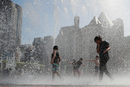 Хора се разхлаждат във фонтан в първия ден на прогнозираната лятна топлинна вълна в Бостън, Масачузетс, САЩ.