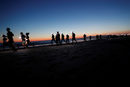 Участници в IV нощното бягане на брега на Каприка близо до Лисабон, Португалия.