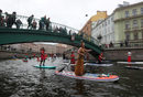 Участници в единствения руски фестивал по съп сърфинг (дъска тип лонг борд + гребло) "Фонтанка-Съп" в Санкт Петербург.
