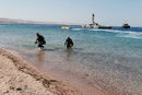 Заливът на Акаба е едно от любимите места за гмуркане заради пищните корали, но Йордания предлага допълнителна атракция за водолазите. В сряда на дъното на Червено море бяха спуснати дарени от армията танкове, бронирани машини и хеликоптер. Според властите това е първият йордански подводен военен музей с "нов тип забавление".