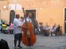 Уличните музиканти понякога поднасят виртуозни изпълнения, импровизирайки над общоизвестни класически италиански канцонети и руски романси.