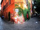 На този ъгъл липсва една пейка, а на нея - Алек Болдуин. Днешната разходка е през квартала, в който Уди Алън е снимал части от филма "На Рим с любов".