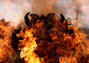 Изгарянето на изображение на демона Гантакарна символизира унищожаването на злото и вярата, че злите духове са прогонени. Момент от фестивал древния град Бхактапур, Непал.