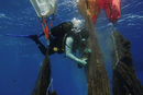 Доброволец водолаз от екологичната група Aegean Rebreath използва балони, за да изтегли забравени мрежи от дъното на морето, край остров Саламина, Гърция.