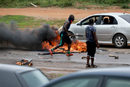 Протестиращите подпалиха огън на пътя и се опитаха да поставят барикади в Абуджа, Нигерия. В последните дни има множество атаки срещу притежавани от южноафриканци магазини и други компании.