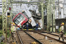 Дерайлирал влак след катастрофа с камион в Йокохама, Токио.