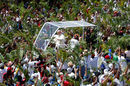 Папа Франциск пристига на литургия пред паметника на Мария, Кралица на мира в Порт Луис, Мавриций.