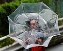 С чадър срещу тайфуна "Факсаи", който донесе буря в Токио, Япония.