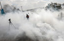 Журналист е в облаци сълзотворен газ, изстрелян от израелските сили, по време на палестински протест в близост до еврейското селище Бейт Ел на Ивицата Газа.