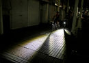 Тъмна уличка по време на спиране на тока в японски град.