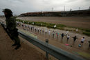 Хора практикуват йога на границата между Мексико и САЩ.